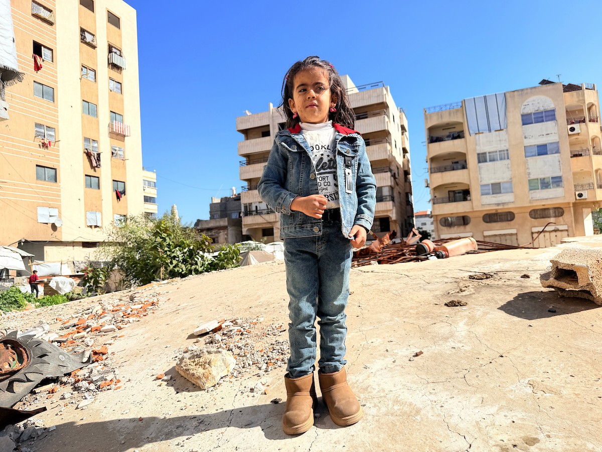 الطفلة الفلسطينية مريم دياب، 5 سنوات، تعيش مع عائلتها داخل خيمة للنازحين أسفل منزل مدمر جراء القصف في حي النصر بمدينة غزة. تعاني مريم من فشل نخاع العظم ونقص حاد في الصفائح الدموية، وهي تنتظر نقلها إلى الخارج لإجراء عملية زرع نخاع عظم قد تنقذ حياتها، 15 فبراير/شباط 2026. تصوير: محمد الأسود.