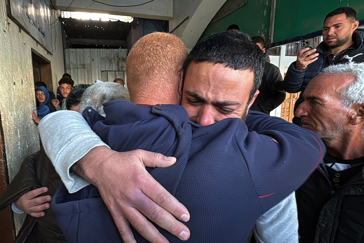 اجتمع أقارب وأحباء مجموعة من الأسرى الفلسطينيين الذين أفرجت عنهم القوات الإسرائيلية، أثناء نقلهم إلى مستشفى شهداء الأقصى لإجراء فحوصات طبية في دير البلح بوسط قطاع غزة، وذلك عبر اللجنة الدولية للصليب الأحمر، 23 فبراير/شباط 2026، (صورة: أحمد إبراهيم)