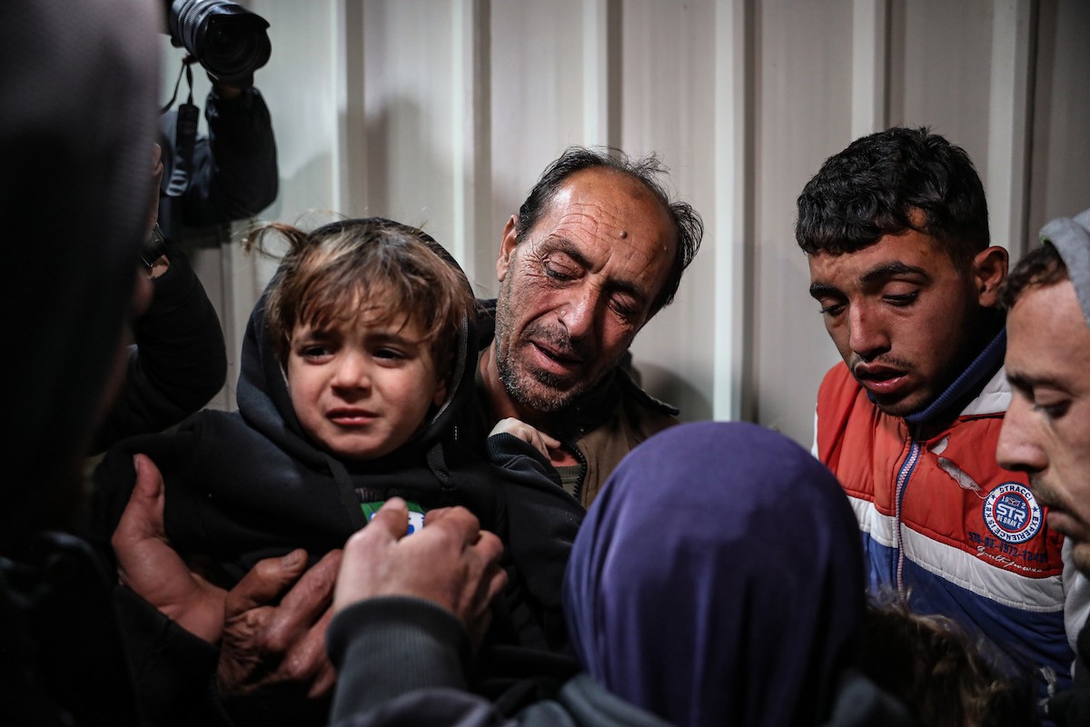 فلسطينيون قادمون من معبر رفح يصلون، في حافلة تحمل شعار الأمم المتحدة، إلى مستشفى ناصر في خان يونس جنوب قطاع غزة، في 2 فبراير/شباط 2026. صورة: عمر أشتوي