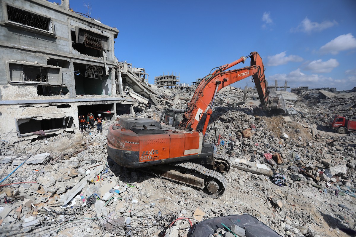 تحاول فرق الدفاع المدني الفلسطيني، بالتنسيق مع اللجنة الدولية للصليب الأحمر، انتشال جثث عائلتي عيادة وغنيم من تحت أنقاض منزل عائلة غباين، في بيت لاهيا، شمال قطاع غزة. 22 فبراير/شباط 2026. صورة: عمر أشتوي