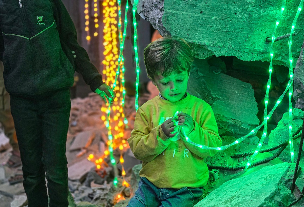 يحتفل الفلسطينيون في خان يونس جنوب قطاع غزة بشهر رمضان المبارك، مستقبلين قدومه بأمل وفرح، في 17 فبراير/شباط 2026. صورة: تامر إبراهيم