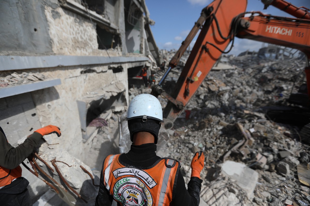 تحاول فرق الدفاع المدني الفلسطيني، بالتنسيق مع اللجنة الدولية للصليب الأحمر، انتشال جثث عائلتي عيادة وغنيم من تحت أنقاض منزل عائلة غباين، في بيت لاهيا، شمال قطاع غزة. 22 فبراير/شباط 2026. صورة: عمر أشتوي