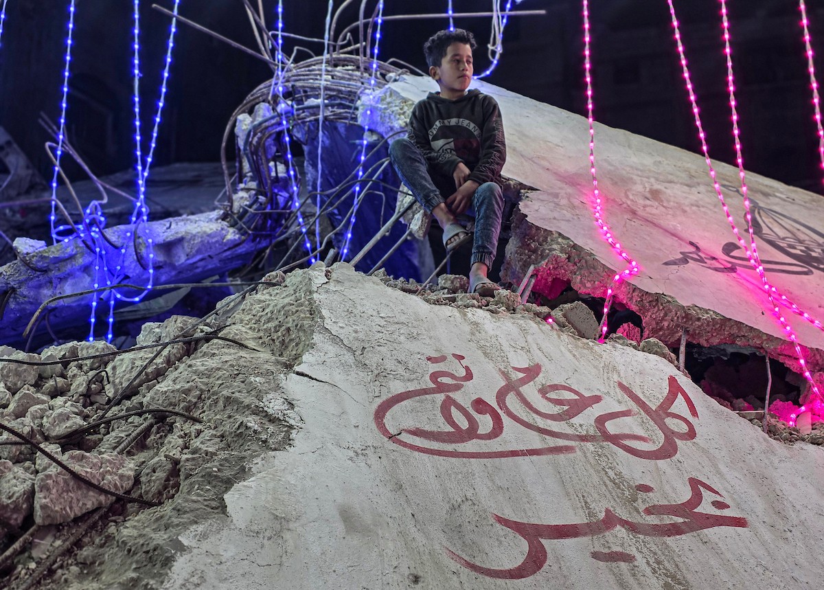 يحتفل الفلسطينيون في خان يونس جنوب قطاع غزة بشهر رمضان المبارك، مستقبلين قدومه بأمل وفرح، في 17 فبراير/شباط 2026. صورة: تامر إبراهيم