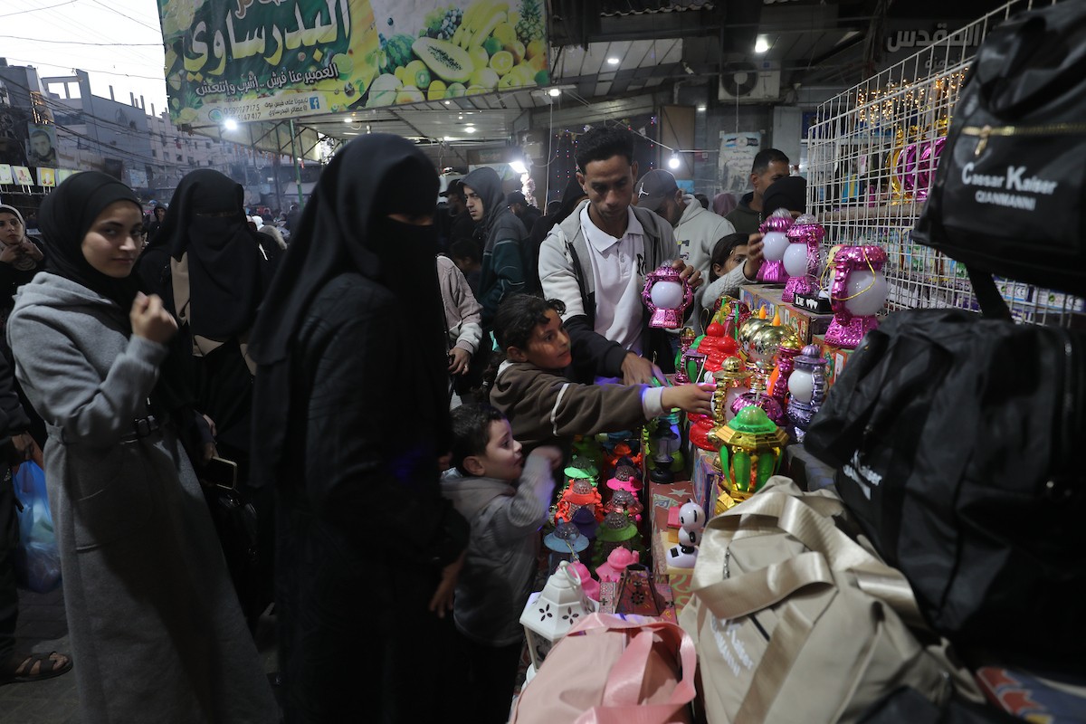 استقبل الفلسطينيون حلول شهر رمضان بفرح واحتفال في مخيم النصيرات للاجئين، بعد عامين من حرب جلبت معاناة هائلة للسكان في قطاع غزة، وسط قطاع غزة، 17 فبراير/شباط 2026. تصوير: معز صالحي