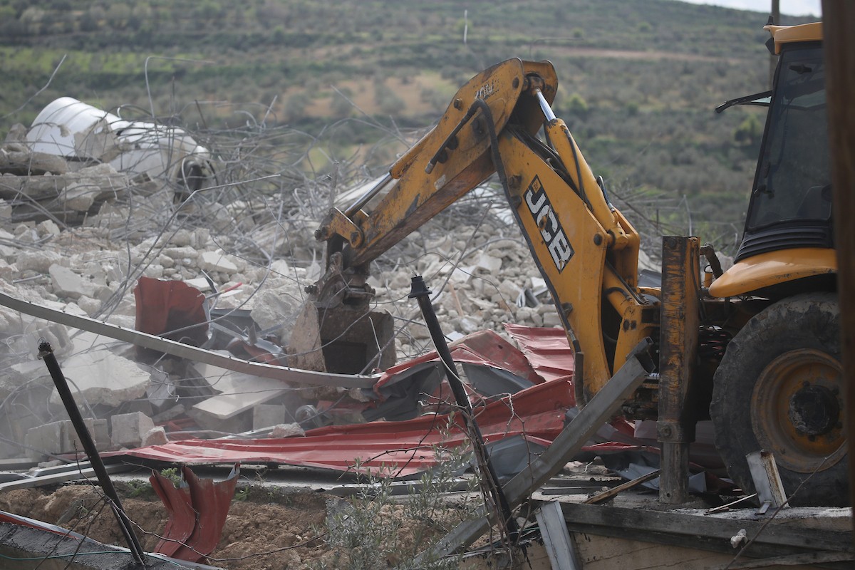 فلسطينيون يتفقدون منزلاً بعد هدمه على يد قوات الجيش الإسرائيلي في قرية عنزة، جنوب جنين بالضفة الغربية. ٢٥ فبراير ٢٠٢٦. صورة: محمد ناصر