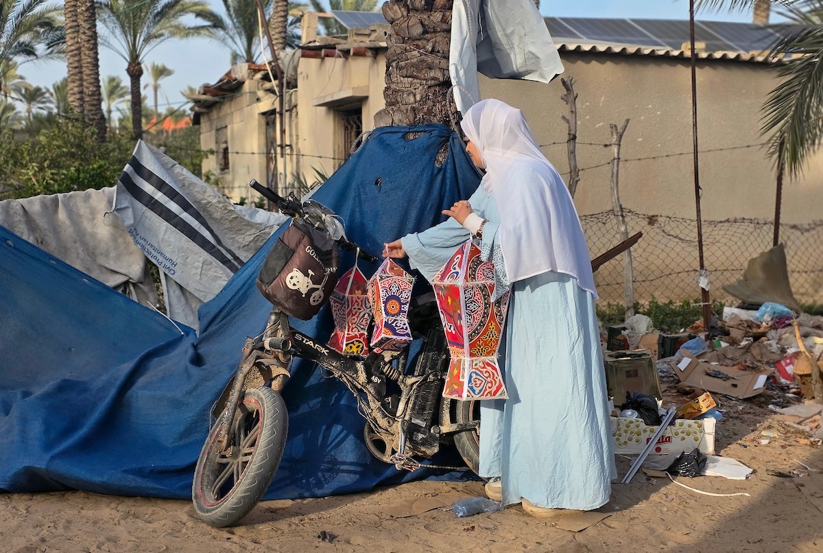الفلسطينية ريهان شراب تصنع فوانيس رمضان من بقايا صناديق المساعدات في خان يونس جنوب قطاع غزة  8 فبراير/شباط 2026. (صورة: طارق محمد)