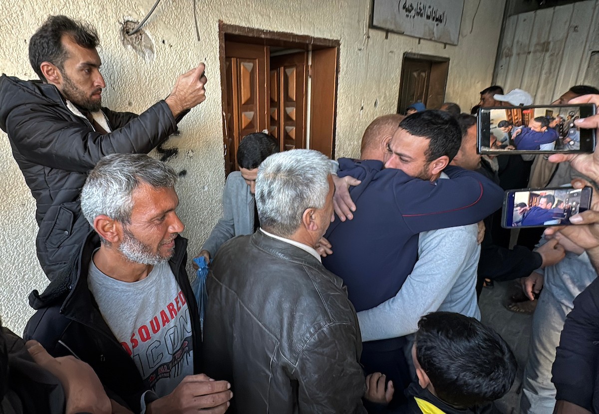 اجتمع أقارب وأحباء مجموعة من الأسرى الفلسطينيين الذين أفرجت عنهم القوات الإسرائيلية، أثناء نقلهم إلى مستشفى شهداء الأقصى لإجراء فحوصات طبية في دير البلح بوسط قطاع غزة، وذلك عبر اللجنة الدولية للصليب الأحمر، 23 فبراير/شباط 2026، (صورة: أحمد إبراهيم)