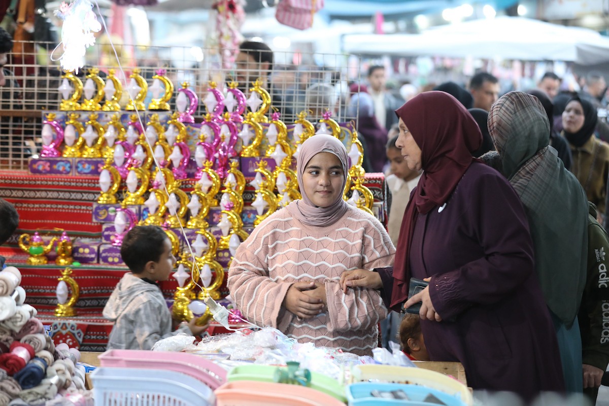 استقبل الفلسطينيون حلول شهر رمضان بفرح واحتفال في مخيم النصيرات للاجئين، بعد عامين من حرب جلبت معاناة هائلة للسكان في قطاع غزة، وسط قطاع غزة، 17 فبراير/شباط 2026. تصوير: معز صالحي