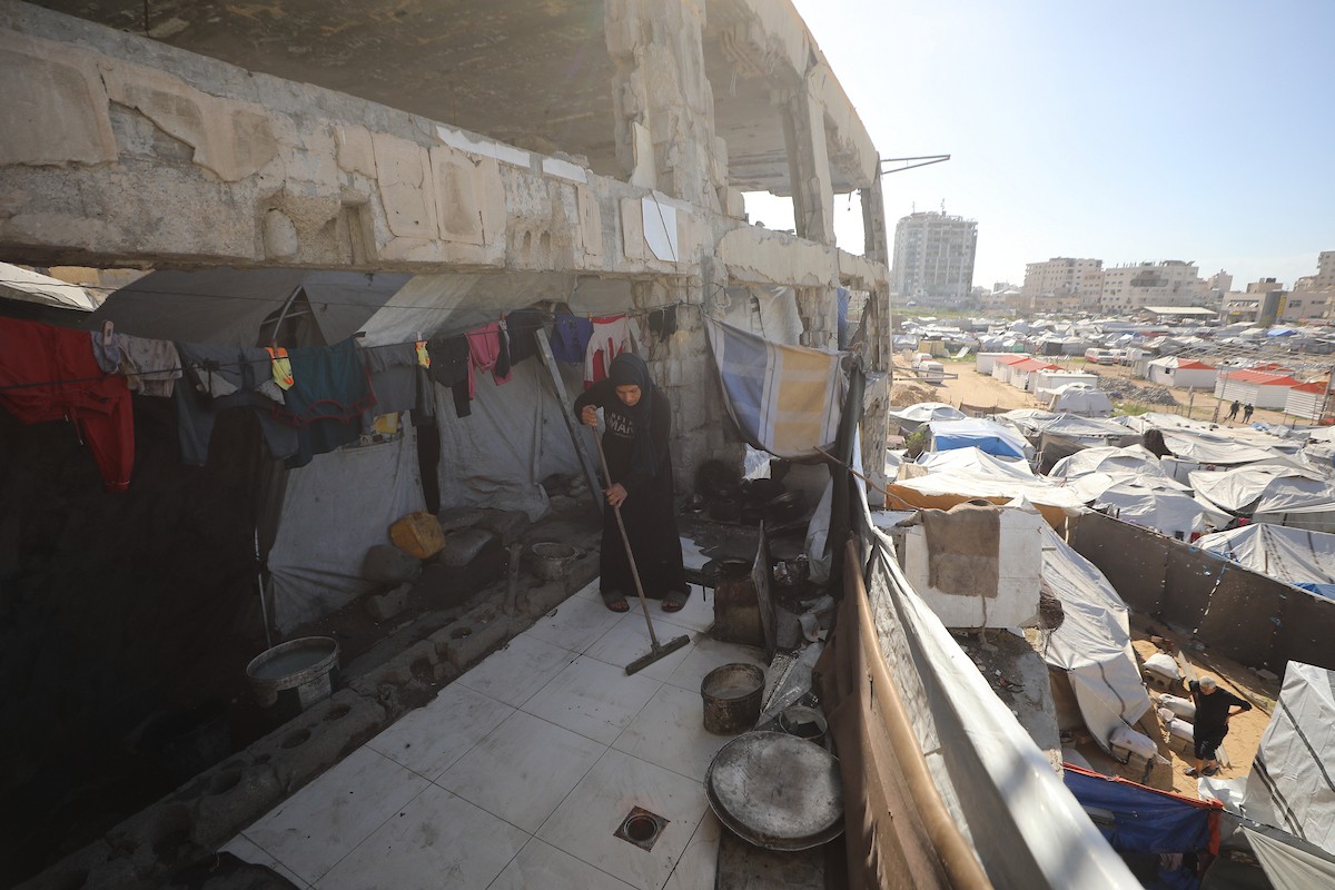 يستقبل الفلسطينيون شهر رمضان وسط دمار غير مسبوق للمباني، بما فيها المساجد التي يؤدون فيها شعائرهم الدينية. مدينة غزة، 19 فبراير/شباط 2026. صورة: عمر أشتوي