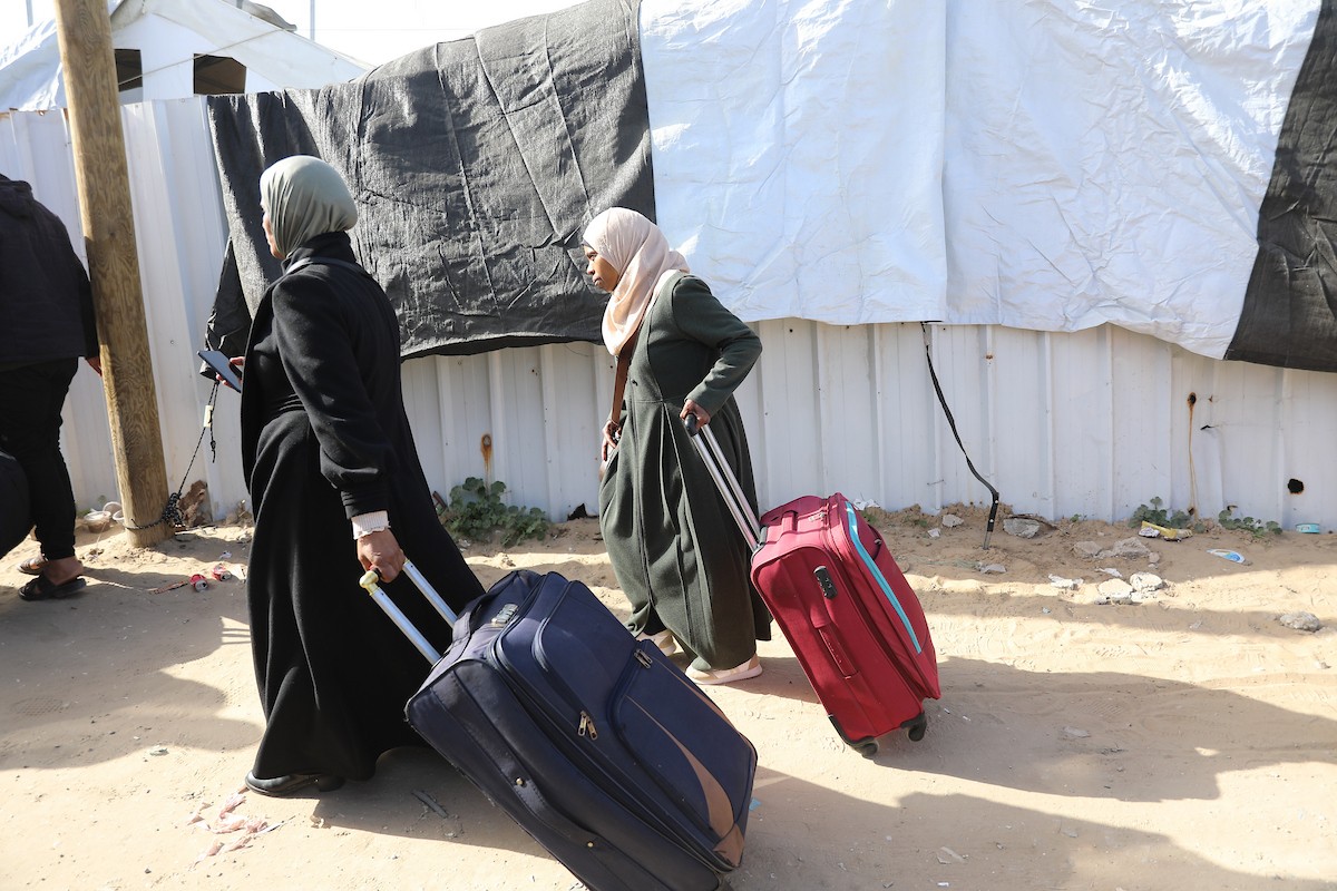 مركبات تابعة للأمم المتحدة تنقل عدداً من الجرحى ومرافقيهم من المقر الميداني لجمعية الهلال الأحمر الفلسطيني في خان يونس إلى معبر كرم أبو سالم لتلقي العلاج الطبي في الخارج،2 فبراير/شباط 2026