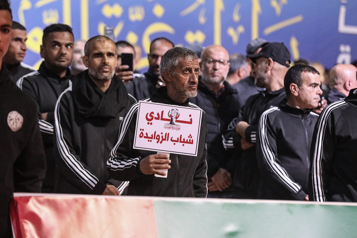 لاعبون فلسطينيون من فريقي النصيرات ورفح يتنافسون خلال مباراة كرة قدم على ملعب نادي خدمات النصيرات، ضمن بطولة غزة الرمضانية، بحضور حشد جماهيري كبير، في مخيم النصيرات بوسط قطاع غزة، بتاريخ 21 فبراير/شباط 2026. تصوير: معز صالحي / apaimages