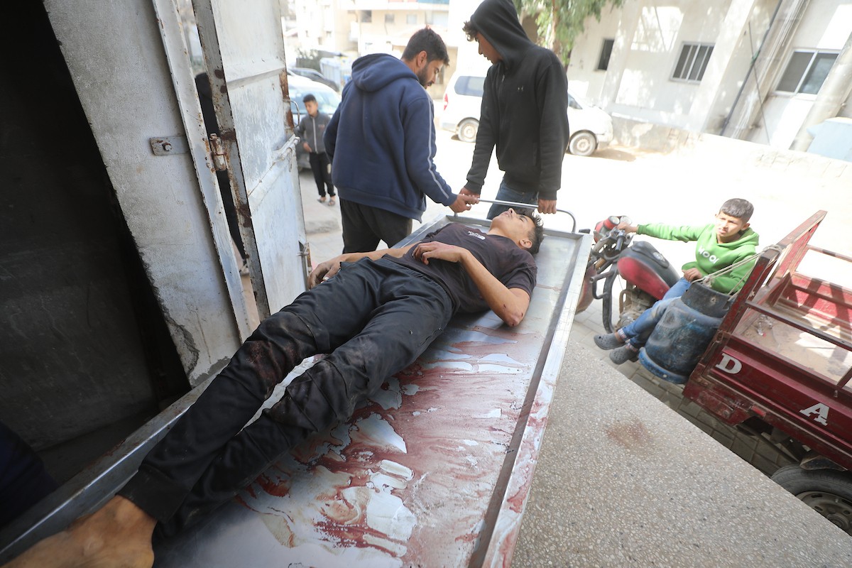 ودّاع جثمان وصل إلى مستشفى الشفاء في مدينة غزة. وكان قد استشهد بنيران الجيش الإسرائيلي أثناء جمعه الحطب في بيت لاهيا، شمال قطاع غزة، 8 فبراير/شباط 2026. تصوير: عمر أشتوي