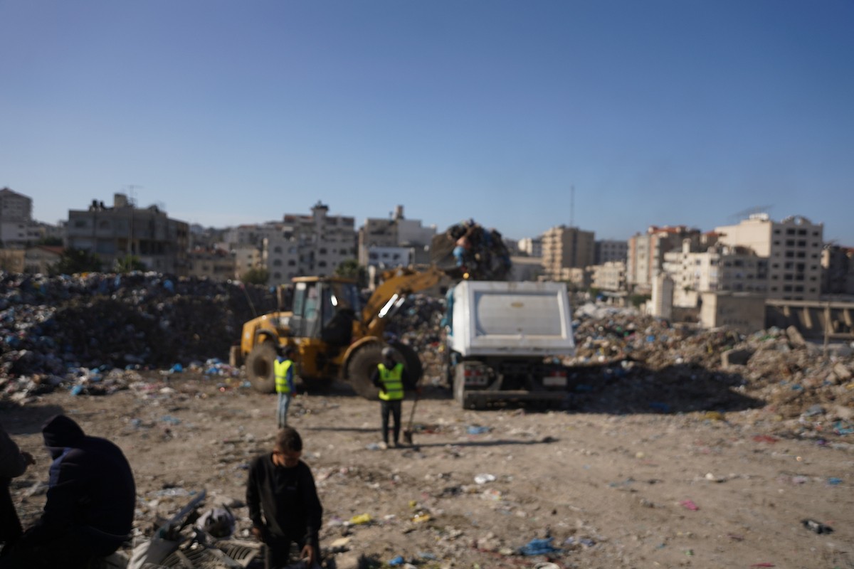برنامج الأمم المتحدة الإنمائي يطلق عمليات تنظيف في أحد أكبر مواقع النفايات بمدينة غزة، والذي يُشكّل خطراً جسيماً على الصحة العامة، في منطقة سوق فراس على طول شارع عمر المختار ، 11 فبراير/شباط 2026. (صورة: عمر أشتوي)