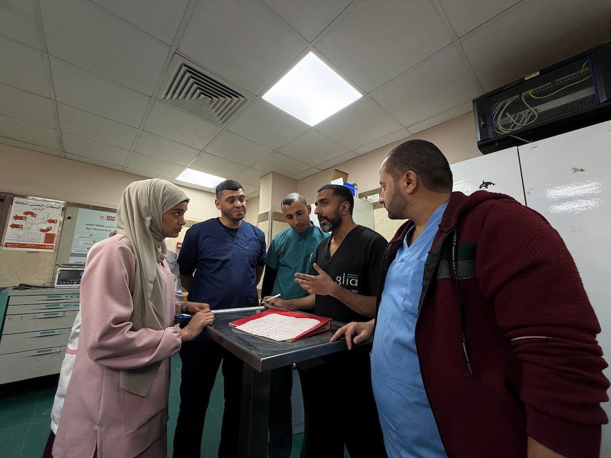 أطباء أجانب، ضمن وفد طبي وصل إلى قطاع غزة، يقدمون خدماتهم ويجرون عمليات جراحية للجرحى، ويتبادلون خبراتهم مع الأطباء والممرضين في مجمع ناصر الطبي بخان يونس،١٥ فبراير/شباط ٢٠٢٦. صورة: محمد سلامة  (APA Images)