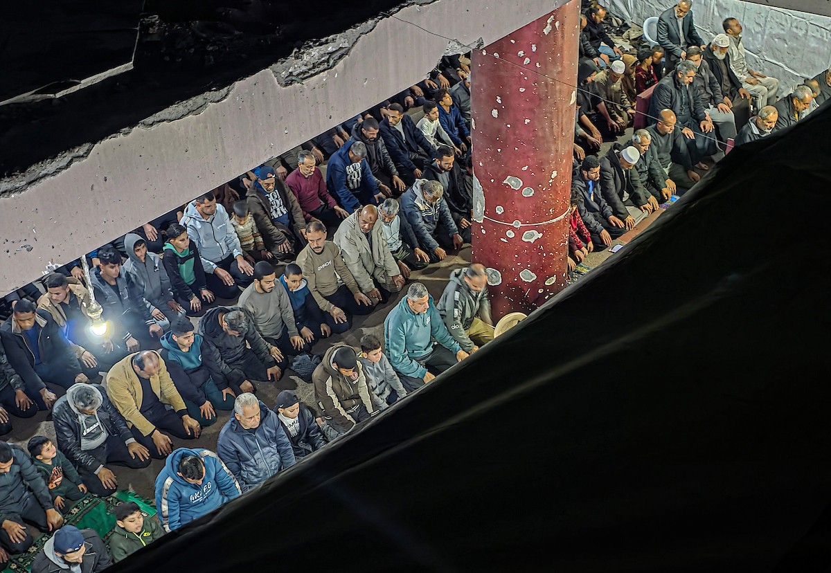 تجمّع المصلون في مسجد الفاروق المتضرر بشدة لأداء أول صلاة تراويح في شهر رمضان المبارك، رغم الدمار الذي خلفته الهجمات الإسرائيلية في خان يونس، جنوب قطاع غزة، في 17 فبراير/شباط 2026. صورة: تامر إبراهيم