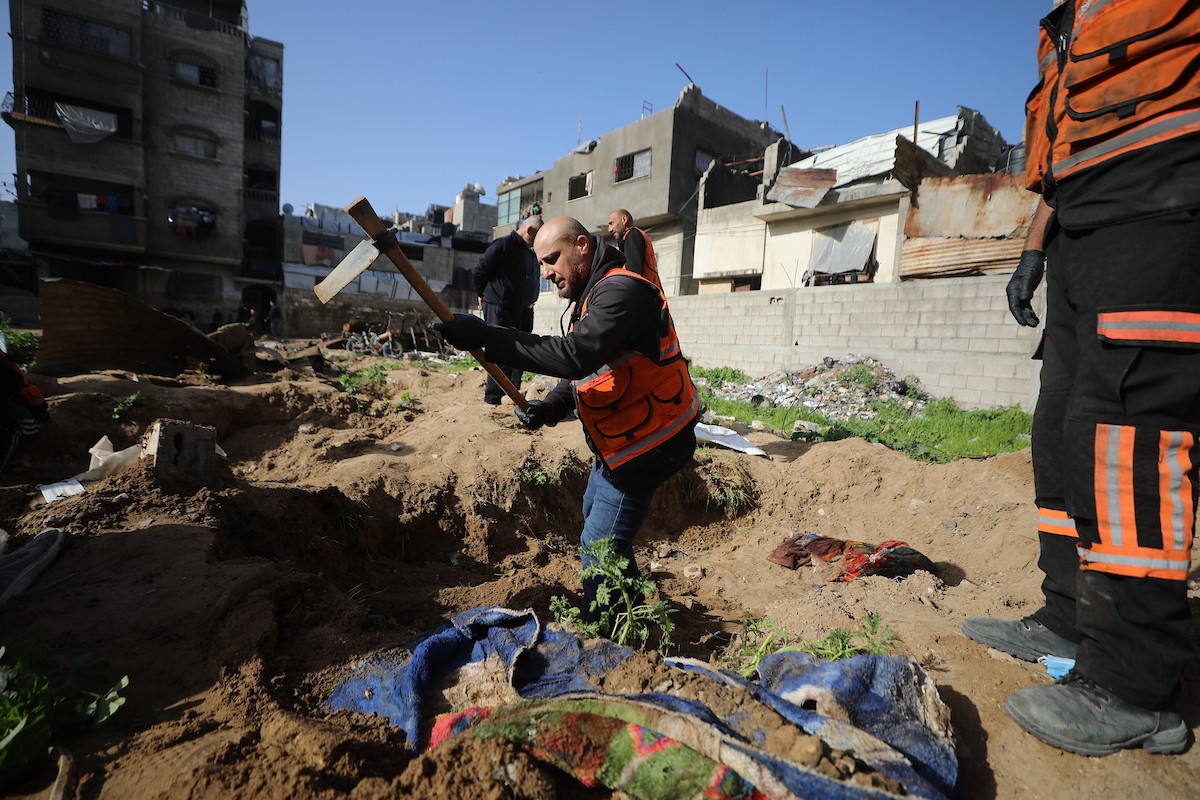 استخراج جثث عشرات الفلسطينيين الذين فقدوا أرواحهم خلال الهجمات الإسرائيلية ودُفنوا مؤقتًا في منطقة النفق بمدينة غزة، تمهيدًا لنقلها إلى المقابر الرسمية، 1 فبراير/شباط 2026. (صورة: عمر أشتوي)