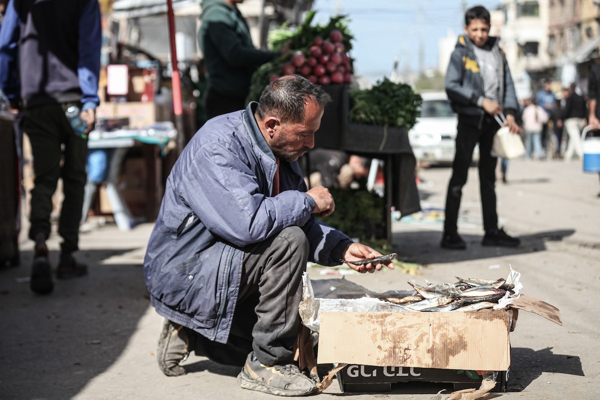 توافد الفلسطينيون بأعداد غفيرة  إلى السوق الشعبي في دير البلح، وسط قطاع غزة، في الأيام التي تسبق شهر رمضان، 12 فبراير/شباط 2026. تصوير: معز صالحي
