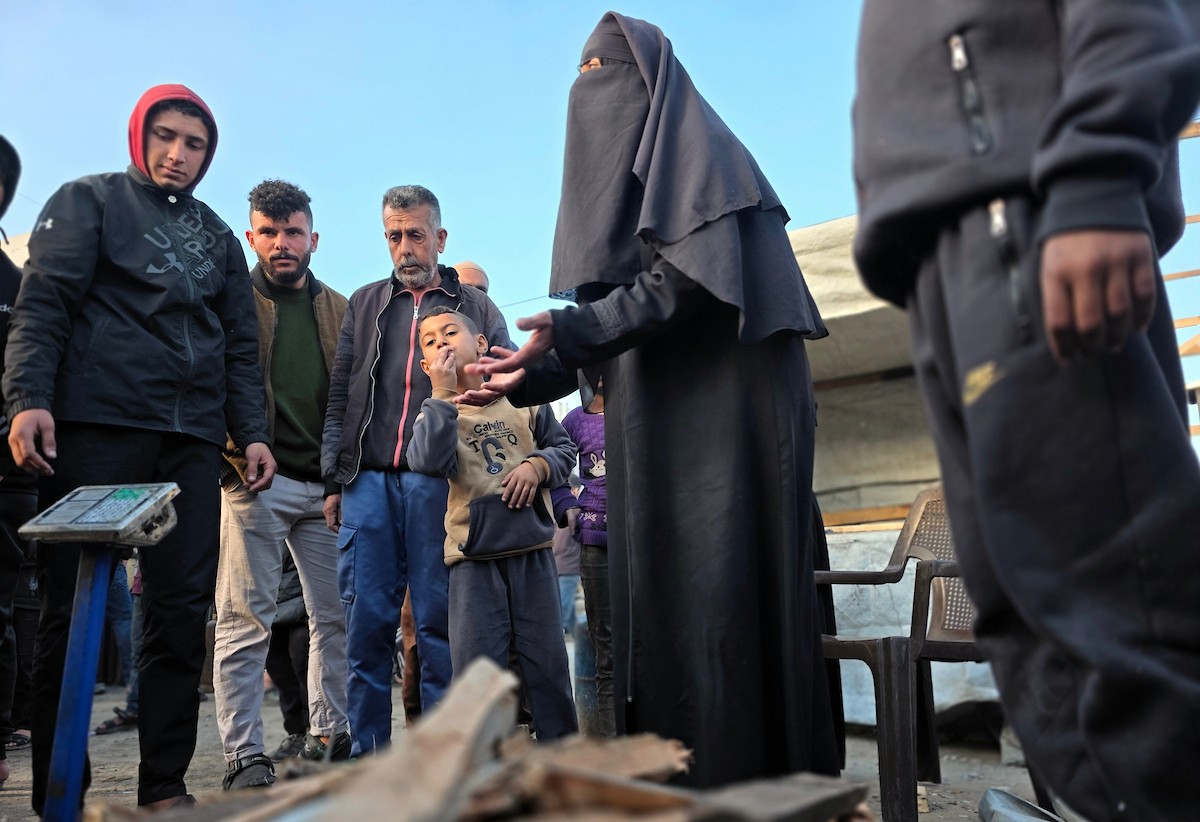 تلجأ العائلات الفلسطينية والباعة إلى استخدام الحطب والخشب لإعداد الطعام بسبب نقص غاز الطهي، خان يونس، جنوب قطاع غزة، 24 فبراير/شباط 2026.تصوير: طارق محمد/ (APA Images).