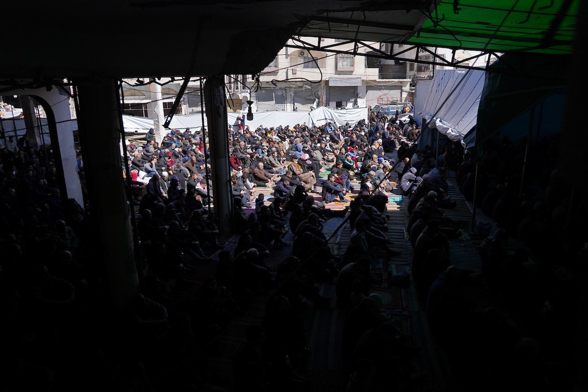 يؤدي الفلسطينيون صلاة الجمعة الثانية من شهر رمضان وسط أنقاض مسجد الكنز، الذي دُمر في هجمات إسرائيلية خلال الحرب، في مدينة غزة، 27 فبراير/شباط 2026. صورة: عمر أشتوي