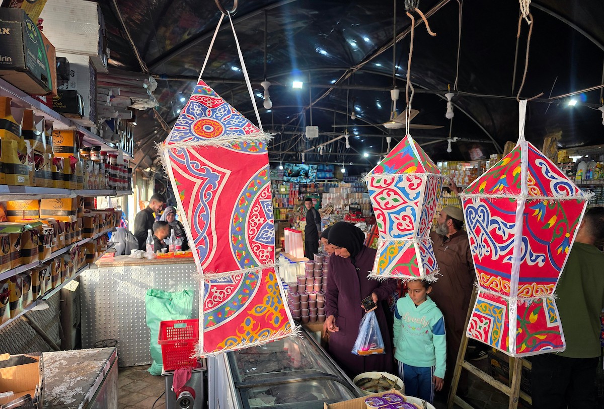 الفلسطينية ريهان شراب تصنع فوانيس رمضان من بقايا صناديق المساعدات في خان يونس جنوب قطاع غزة  8 فبراير/شباط 2026. (صورة: طارق محمد)