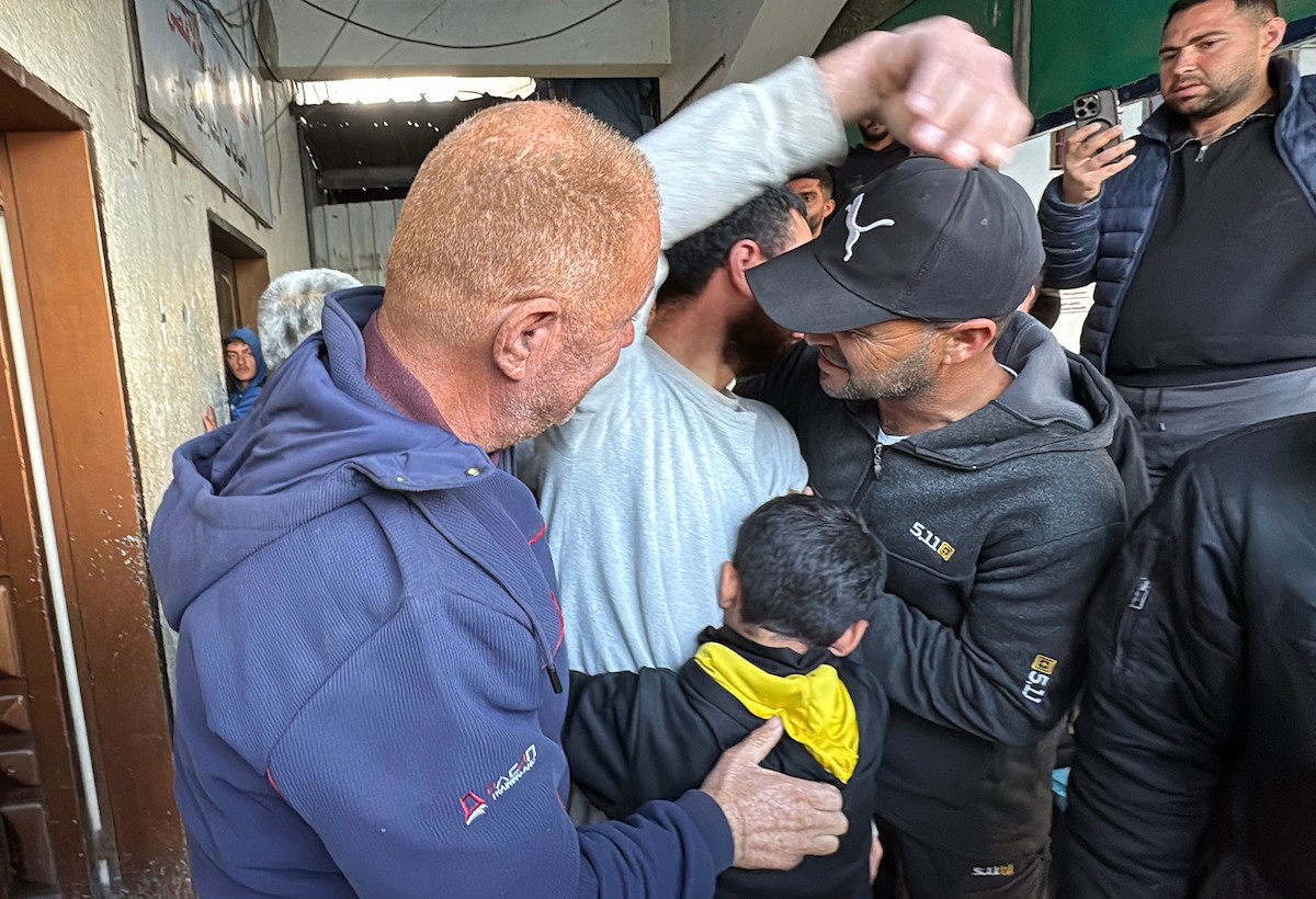 اجتمع أقارب وأحباء مجموعة من الأسرى الفلسطينيين الذين أفرجت عنهم القوات الإسرائيلية، أثناء نقلهم إلى مستشفى شهداء الأقصى لإجراء فحوصات طبية في دير البلح بوسط قطاع غزة، وذلك عبر اللجنة الدولية للصليب الأحمر، 23 فبراير/شباط 2026، (صورة: أحمد إبراهيم)