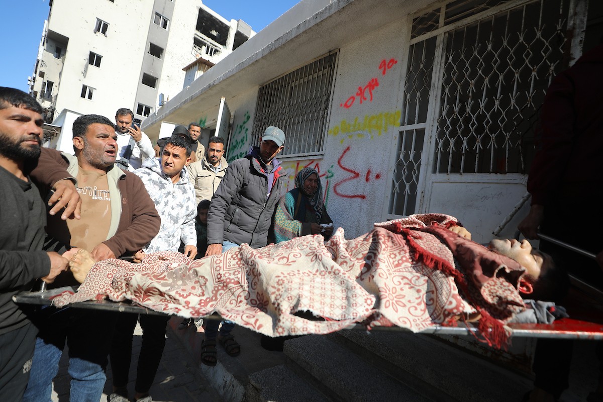 ودّع فلسطينيون جثماني مواطنين اثنين في مستشفى الشفاء بمدينة غزة. وبحسب مصادر عائلية، قُتل الرجلان على يد القوات الإسرائيلية في بيت لاهيا، شمال قطاع غزة، في 24 فبراير/شباط 2026. (صورة: عمر أشتوي)