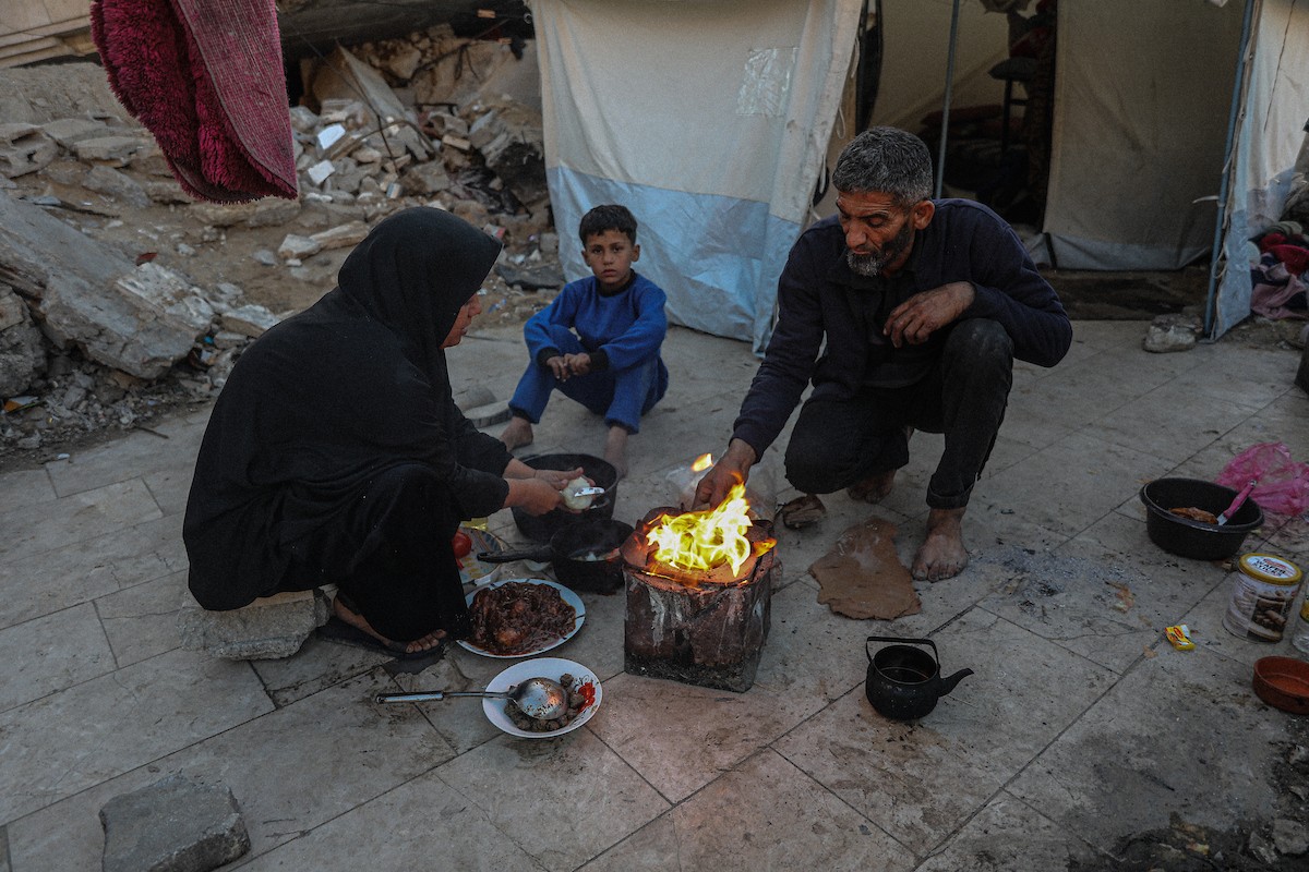 عائلة فلسطينية نازحة من بيت حانون تفطر في ثاني أيام رمضان في خيمة متداعية وسط أنقاض مسجد الحساينة على شاطئ مدينة غزة.19 فبراير/شباط 2026. تصوير: عمر أشتوي