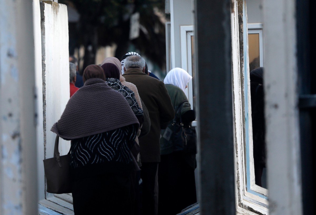 فلسطينيون يعبرون نقطة تفتيش إسرائيلية، وهي نقطة عبور ضرورية لمغادرة مدينة بيت لحم في الضفة الغربية والوصول إلى المسجد الأقصى في القدس لأداء صلاة الجمعة الثانية من شهر رمضان، ٢٧ فبراير/شباط ٢٠٢٦. تصوير: مأمون وزواز