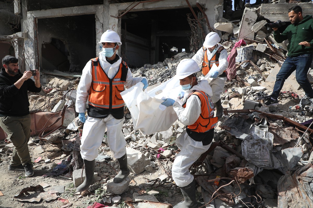 فرق الدفاع المدني التنسيق مع اللجنة الدولية للصليب الأحمر تطلق حملةً لانتشال نحو 67 جثة من عائلة أبو نصر، من تحت أنقاض منزل استهدفه الجيش الإسرائيلي خلال الحرب في بيت لاهيا، شمال قطاع غزة. 15 فبراير/شباط 2026. صورة: عمر أشتوي