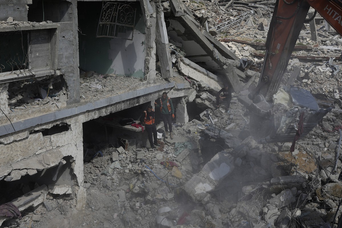 تحاول فرق الدفاع المدني الفلسطيني، بالتنسيق مع اللجنة الدولية للصليب الأحمر، انتشال جثث عائلتي عيادة وغنيم من تحت أنقاض منزل عائلة غباين، في بيت لاهيا، شمال قطاع غزة. 22 فبراير/شباط 2026. صورة: عمر أشتوي