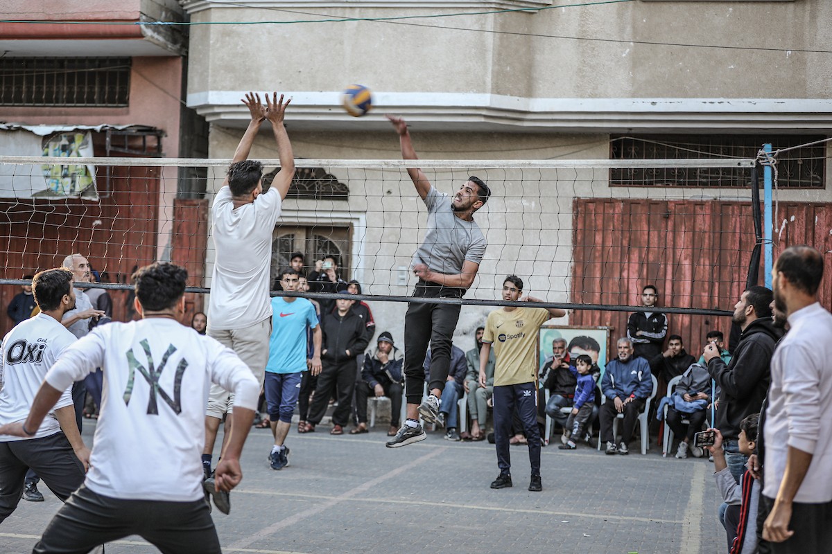يشارك شبان وأطفال فلسطينيون في مباريات كرة الطائرة ضمن ما يُسمى 