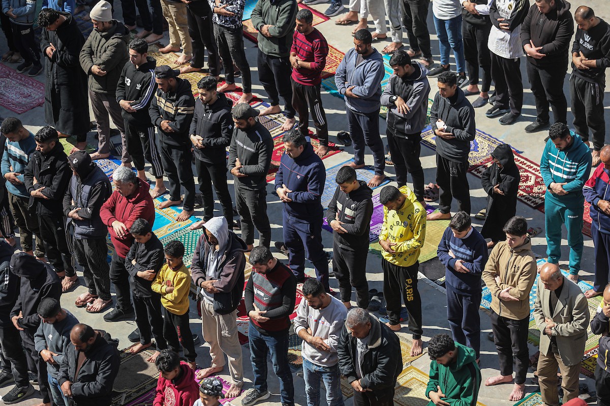 يؤدي المصلون الفلسطينيون صلاة الجمعة خلال شهر رمضان المبارك في مدرسة صلاح الدين، التي حُوِّلت إلى مأوى للفلسطينيين النازحين في ظل الحرب الإسرائيلية الحماسية، بمدينة غزة، يوم الجمعة 20 فبرايرشباط 2026. تصوير عمر أشتوي