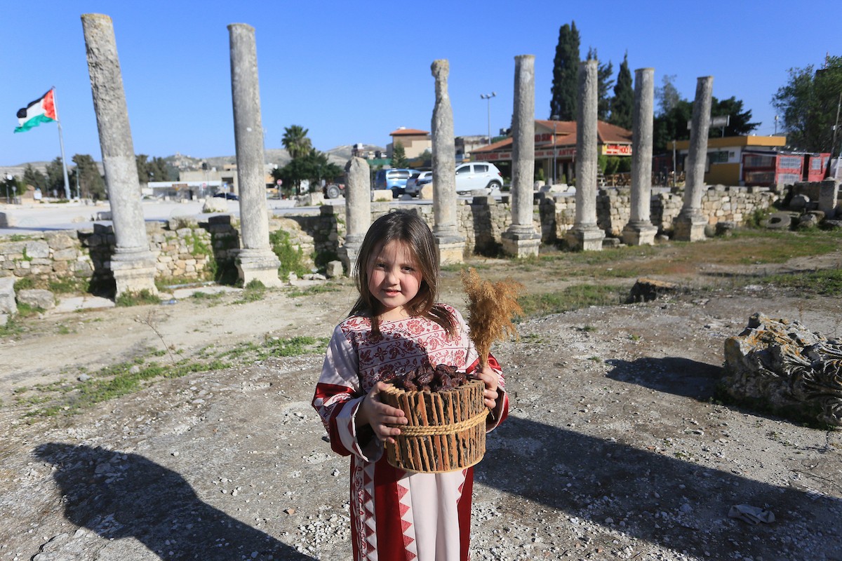 تظهر أعلام إسرائيلية في موقع أثري ببلدة سبسطية، غرب نابلس، في الضفة الغربية المحتلة، بتاريخ 20 فبراير/شباط 2026. تصوير: محمد ناصر