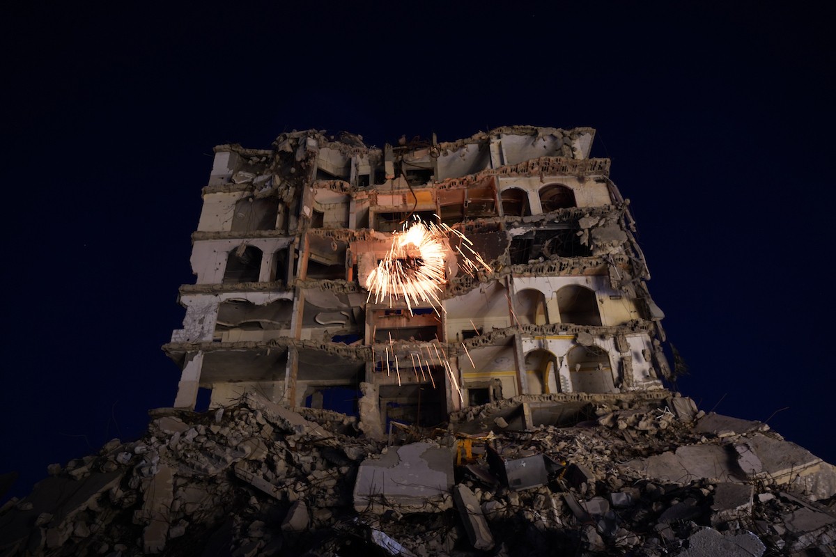 فلسطينيون يُشعلون شرارات من الصوف الفولاذي ( الليف السلكي) خلال شهر رمضان المبارك، وسط أنقاض المباني السكنية التي دُمّرت خلال العدوان الإسرائيلي الذي استمر عامين، في مدينة غزة، 23 فبرايرشباط 2026. صورة عمر أشتوي