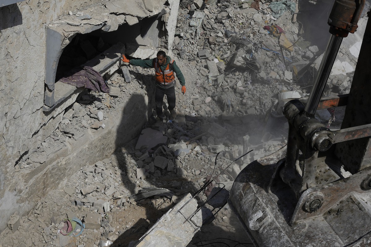 تحاول فرق الدفاع المدني الفلسطيني، بالتنسيق مع اللجنة الدولية للصليب الأحمر، انتشال جثث عائلتي عيادة وغنيم من تحت أنقاض منزل عائلة غباين، في بيت لاهيا، شمال قطاع غزة. 22 فبراير/شباط 2026. صورة: عمر أشتوي