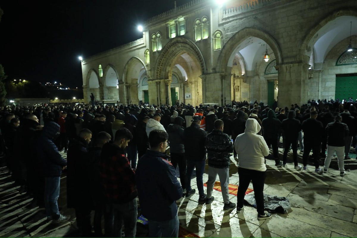 يؤدي الفلسطينيون صلاتي العشاء والتراويح في ساحات المسجد الأقصى في اليوم السادس من رمضان، القدس، 23 فبراير 2026. صورة من دائرة الأوقاف الإسلامية في القدس.