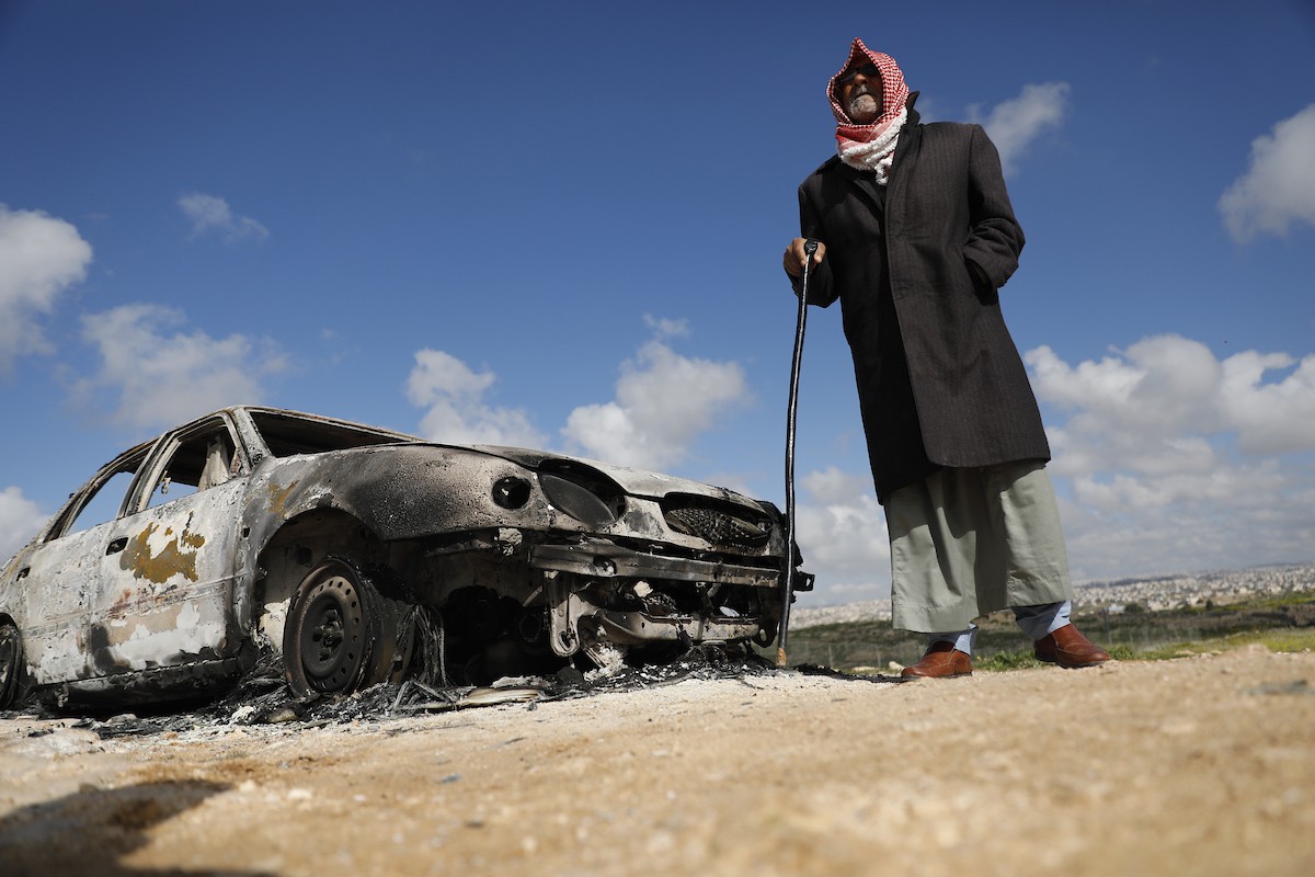 يتفقد فلسطينيون الأضرار التي لحقت بمنازلهم وممتلكاتهم في مستوطنة سوسيا، جنوب الخليل، عقب هجمات شنها مستوطنون يهود الليلة الماضية. الخليل، الضفة الغربية، 25 فبراير/شباط 2026. تصوير: مأمون وزواز