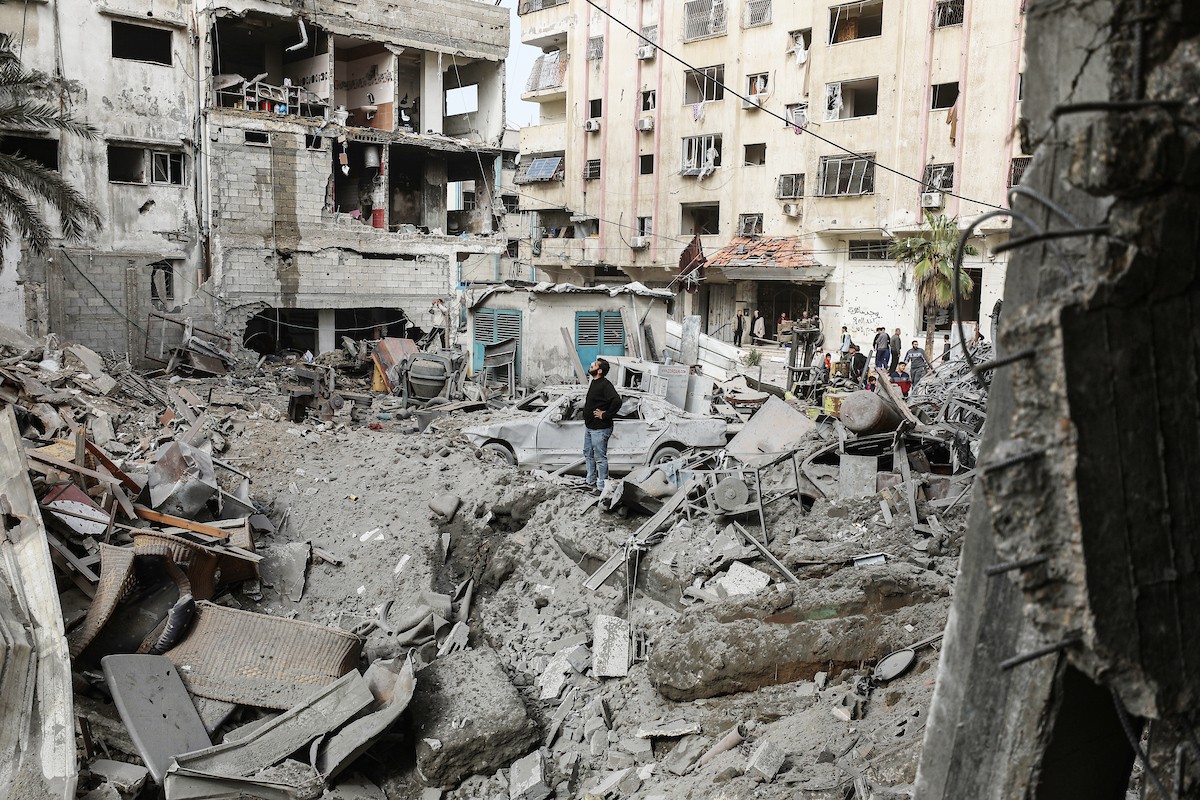يتفقد فلسطينيون مبنىً متضرراً ومدمراً إلى حد كبير بعد استهدافه من قبل الجيش الإسرائيلي في حي النصر بمدينة غزة، في 31 يناير/كانون الثاني 2026. (صورة: عمر أشتوي)