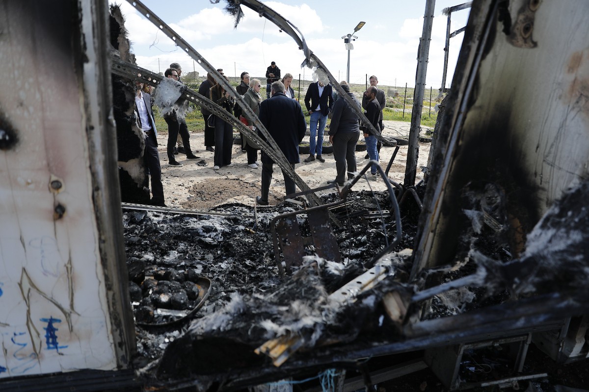 وفد دبلوماسي أوروبي يزور قرية سوسيا، جنوب الخليل، لتقييم الأضرار التي لحقت بالممتلكات الفلسطينية جراء هجمات المستوطنين، 25 فبراير/شباط 2026. تصوير: مأمون وزواز