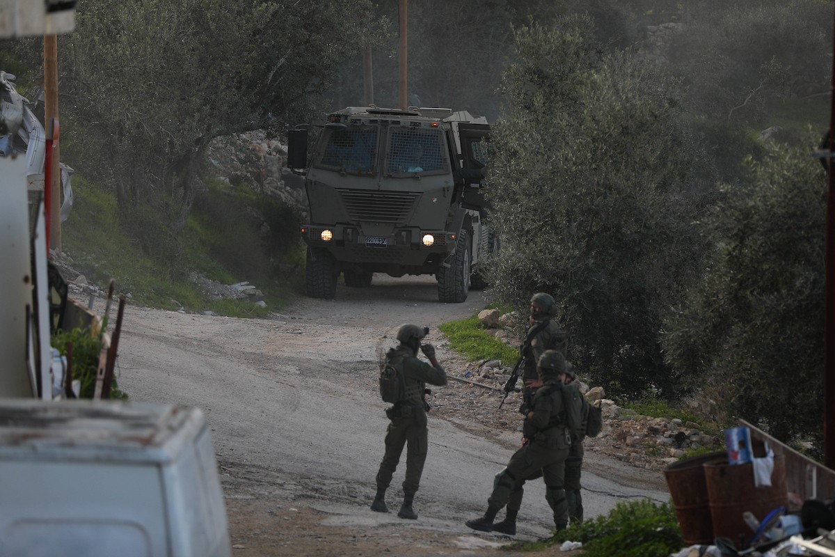 ردود فعل فلسطينية بعد أن هدمت القوات الإسرائيلية منزلاً فلسطينياً من ثلاثة طوابق بحجة عدم وجود رخصة بناء، في بلدة ترقوميا ، شمال غرب الخليل، بالضفة الغربية، في الأول من فبراير/شباط 2026. (صورة: مأمون وزواز)