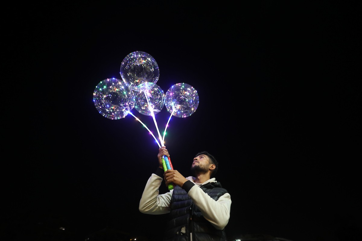 يبيع الباعة الفلسطينيون الطعام وغيره من السلع في سوق بمدينة غزة خلال اليوم الخامس من شهر رمضان المبارك، 22 فبراير/شباط 2026. تصوير: عمر أشتوي