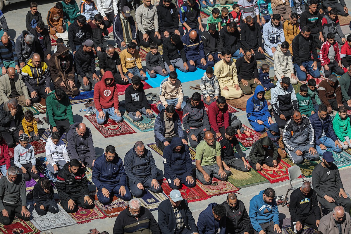 يؤدي المصلون الفلسطينيون صلاة الجمعة خلال شهر رمضان المبارك في مدرسة صلاح الدين، التي حُوِّلت إلى مأوى للفلسطينيين النازحين في ظل الحرب الإسرائيلية الحماسية، بمدينة غزة، يوم الجمعة 20 فبرايرشباط 2026. تصوير عمر أشتوي