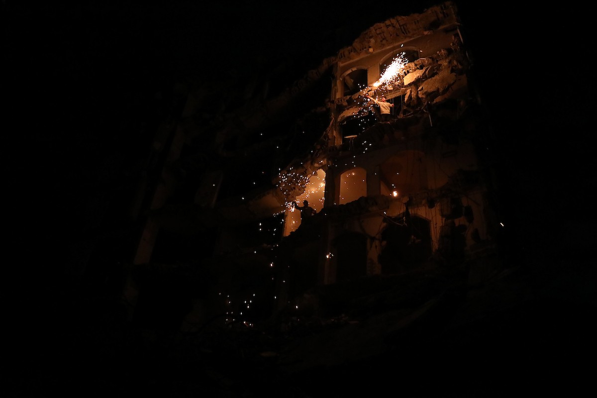 فلسطينيون يُشعلون شرارات من الصوف الفولاذي ( الليف السلكي) خلال شهر رمضان المبارك، وسط أنقاض المباني السكنية التي دُمّرت خلال العدوان الإسرائيلي الذي استمر عامين، في مدينة غزة، 23 فبرايرشباط 2026. صورة عمر أشتوي