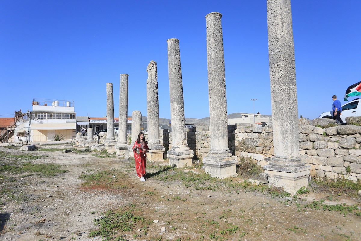 تظهر أعلام إسرائيلية في موقع أثري ببلدة سبسطية، غرب نابلس، في الضفة الغربية المحتلة، بتاريخ 20 فبراير/شباط 2026. تصوير: محمد ناصر