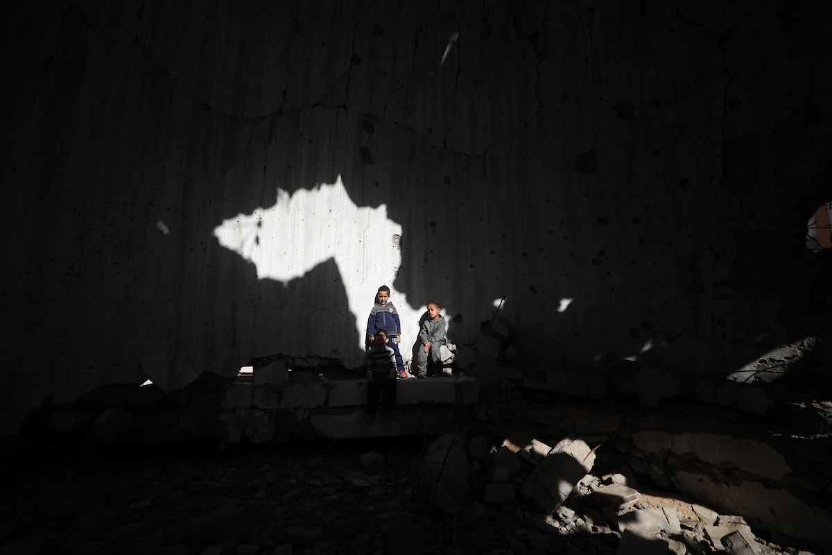 يستقبل الفلسطينيون شهر رمضان وسط دمار غير مسبوق للمباني، بما فيها المساجد التي يؤدون فيها شعائرهم الدينية. مدينة غزة، 19 فبراير/شباط 2026. صورة: عمر أشتوي