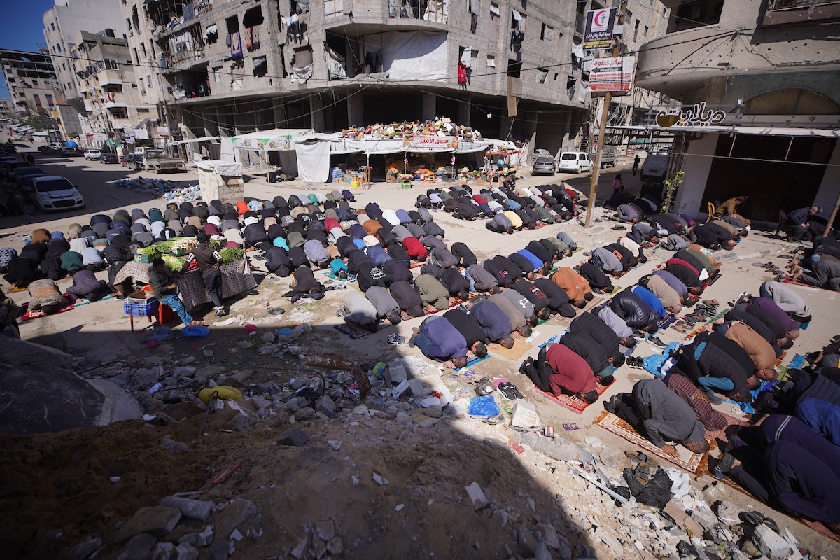 يؤدي الفلسطينيون صلاة الجمعة الثانية من شهر رمضان وسط أنقاض مسجد الكنز، الذي دُمر في هجمات إسرائيلية خلال الحرب، في مدينة غزة، 27 فبراير/شباط 2026. صورة: عمر أشتوي