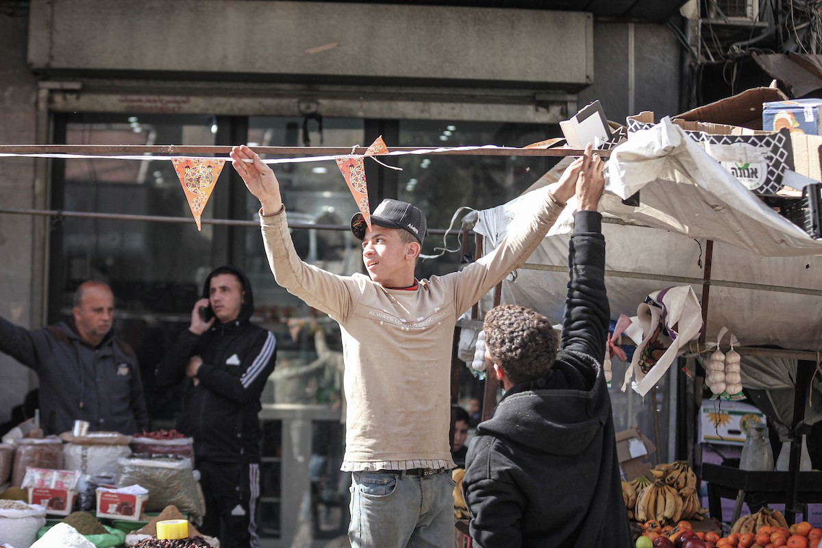 توافد الفلسطينيون بأعداد غفيرة  إلى السوق الشعبي في دير البلح، وسط قطاع غزة، في الأيام التي تسبق شهر رمضان، 12 فبراير/شباط 2026. تصوير: معز صالحي