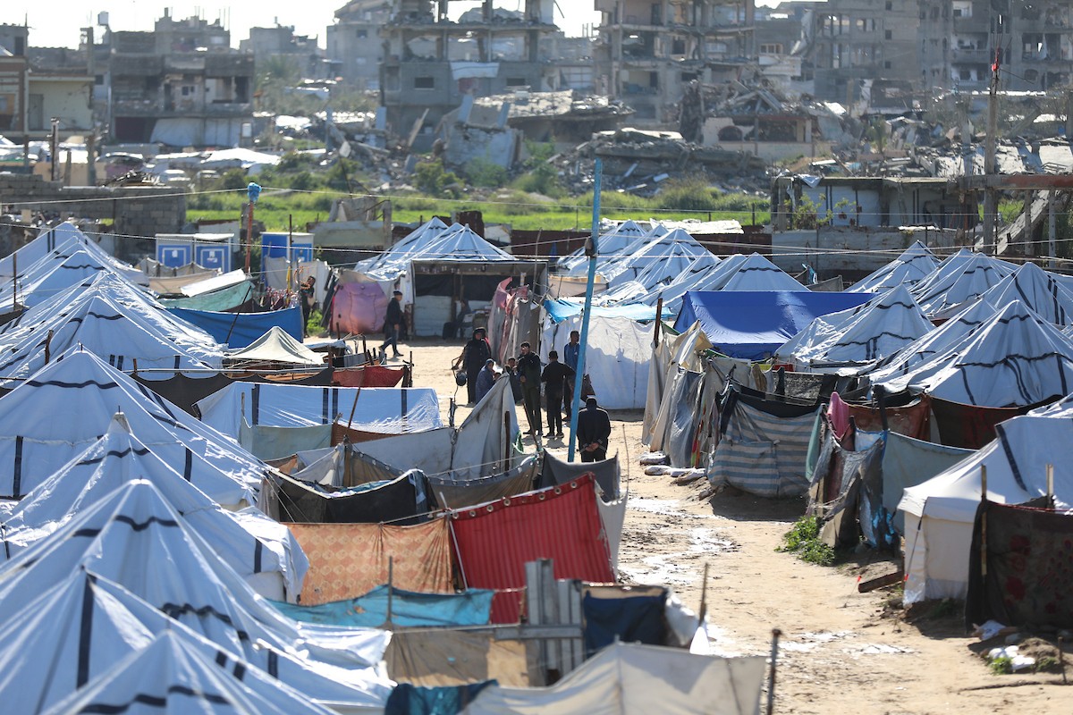 يُكافح الفلسطينيون النازحون في مخيم النصيرات للاجئين من أجل البقاء في ظل ظروف معيشية قاسية ونقص حاد في الاحتياجات الأساسية، ويواجهون تحديات يومية في الحصول على المأوى والغذاء والرعاية الصحية. النصيرات، وسط قطاع غزة، 27 فبراير/شباط 2026. صورة: رمزي أبو عامر