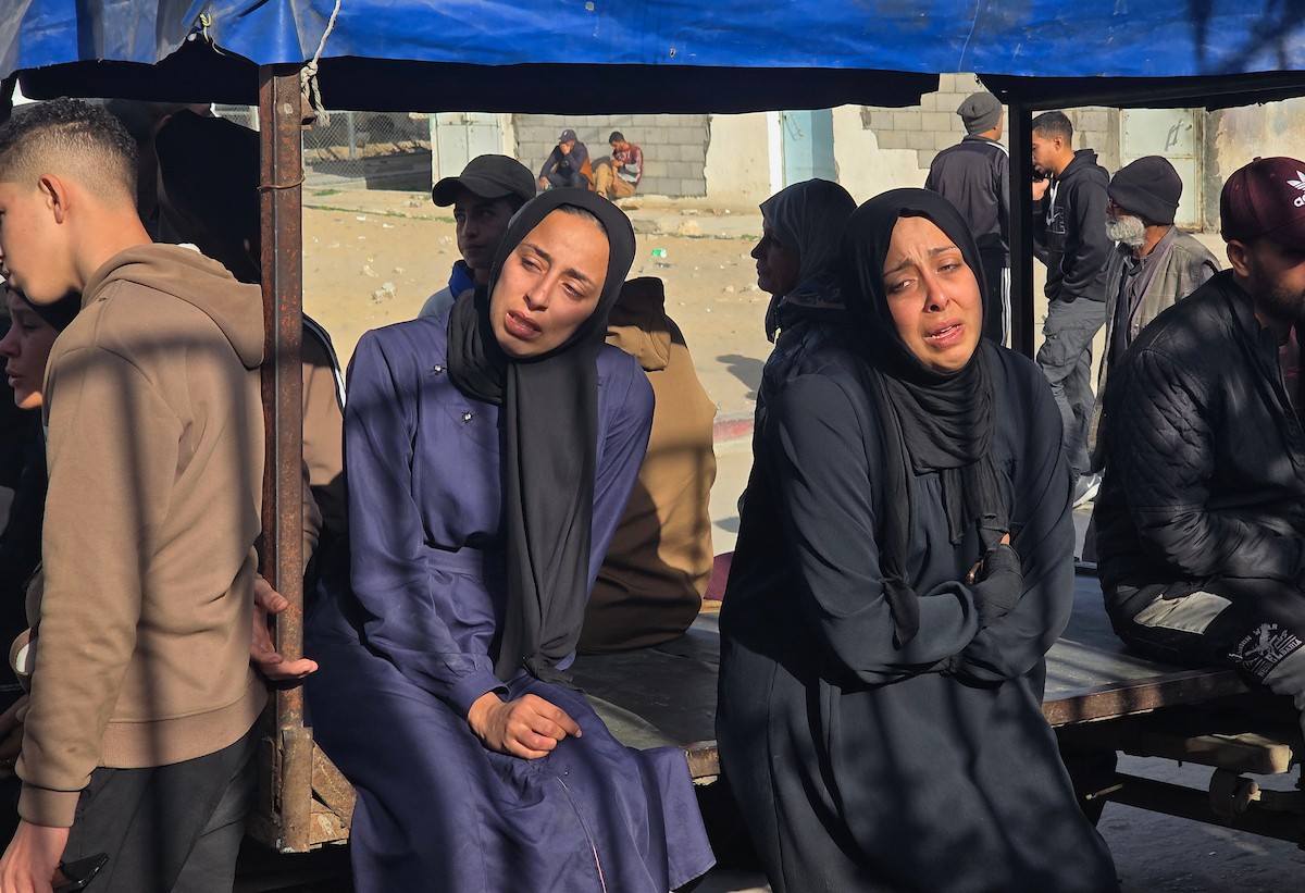 وداع جثمان الطفل إياد أحمد الربيعية (3 أعوام)  في مستشفى ناصر بخان يونس، جنوب قطاع غزة، 2 فبراير/شباط 2026. صورة: طارق محمد