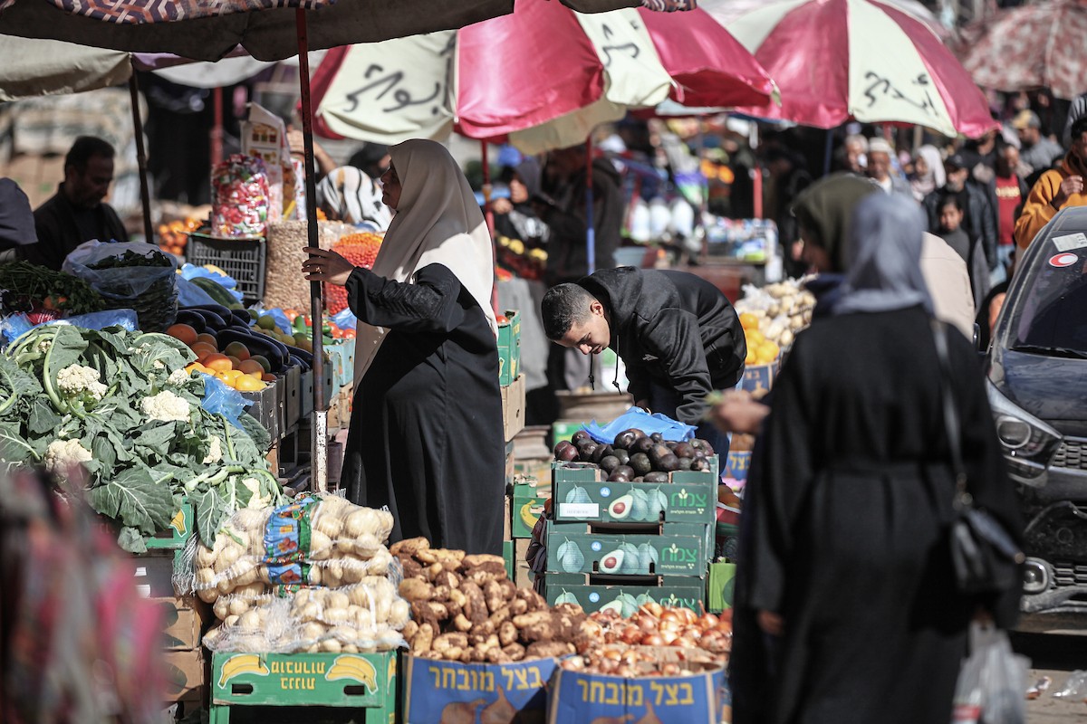 توافد الفلسطينيون بأعداد غفيرة  إلى السوق الشعبي في دير البلح، وسط قطاع غزة، في الأيام التي تسبق شهر رمضان، 12 فبراير/شباط 2026. تصوير: معز صالحي
